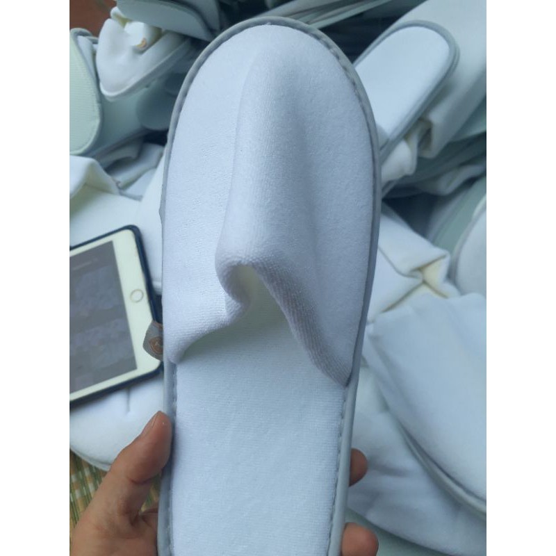 Dép bông đi trong nha ̀