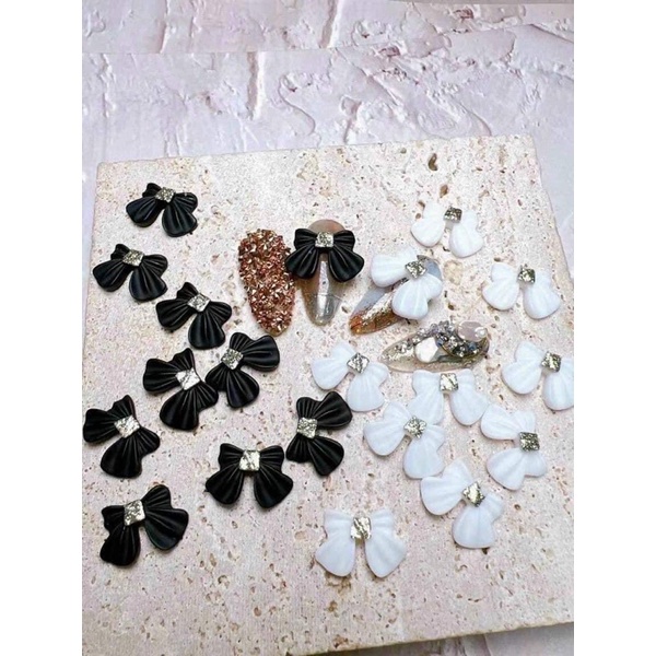 Charm nơ nhựa trắng đen trang trí móng