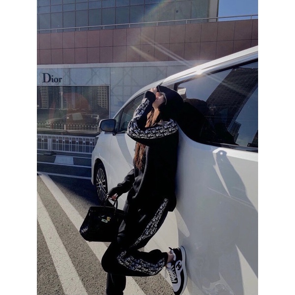 Bộ thể thao nữ gồm áo hoodie và quần ống rộng viền chữ logo thương hiệu thời trang cao cấp Dior CD
