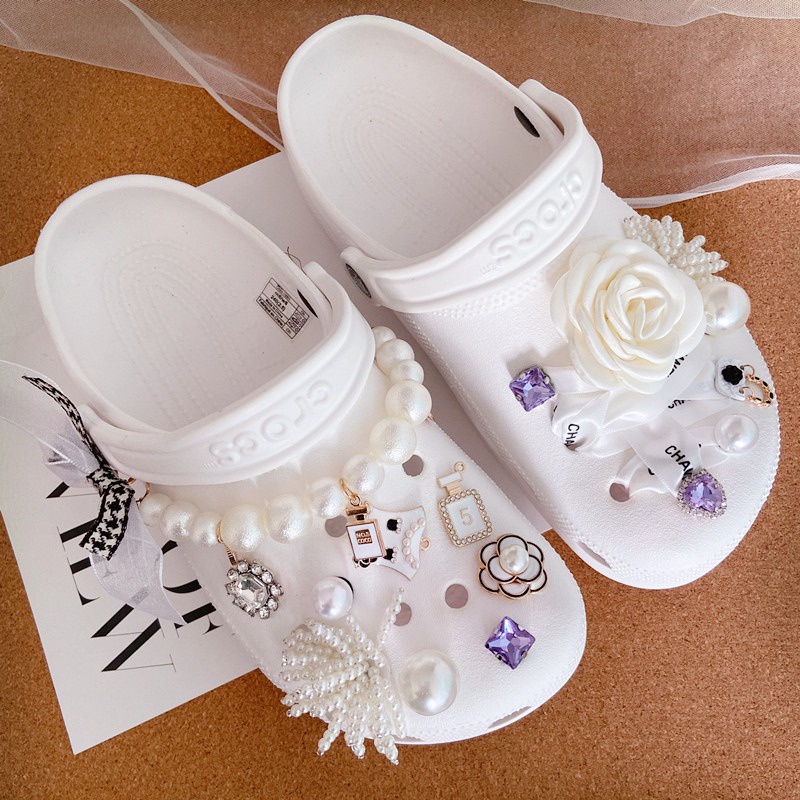 Dép cross hoa văn ngoài hành tinh white tằng kèm 12 jibitz cài dép cross