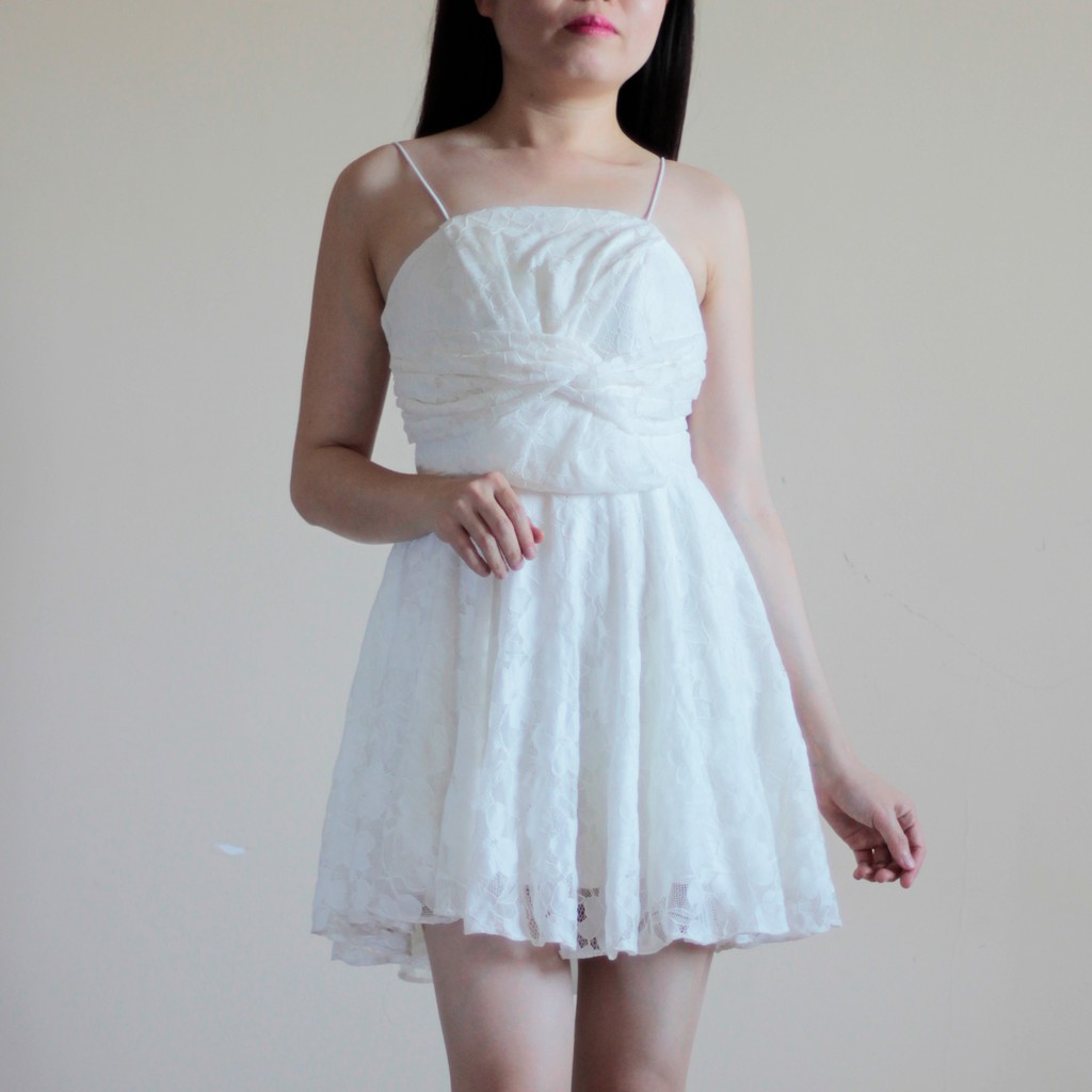 Đầm ren xòe màu trắng NEW