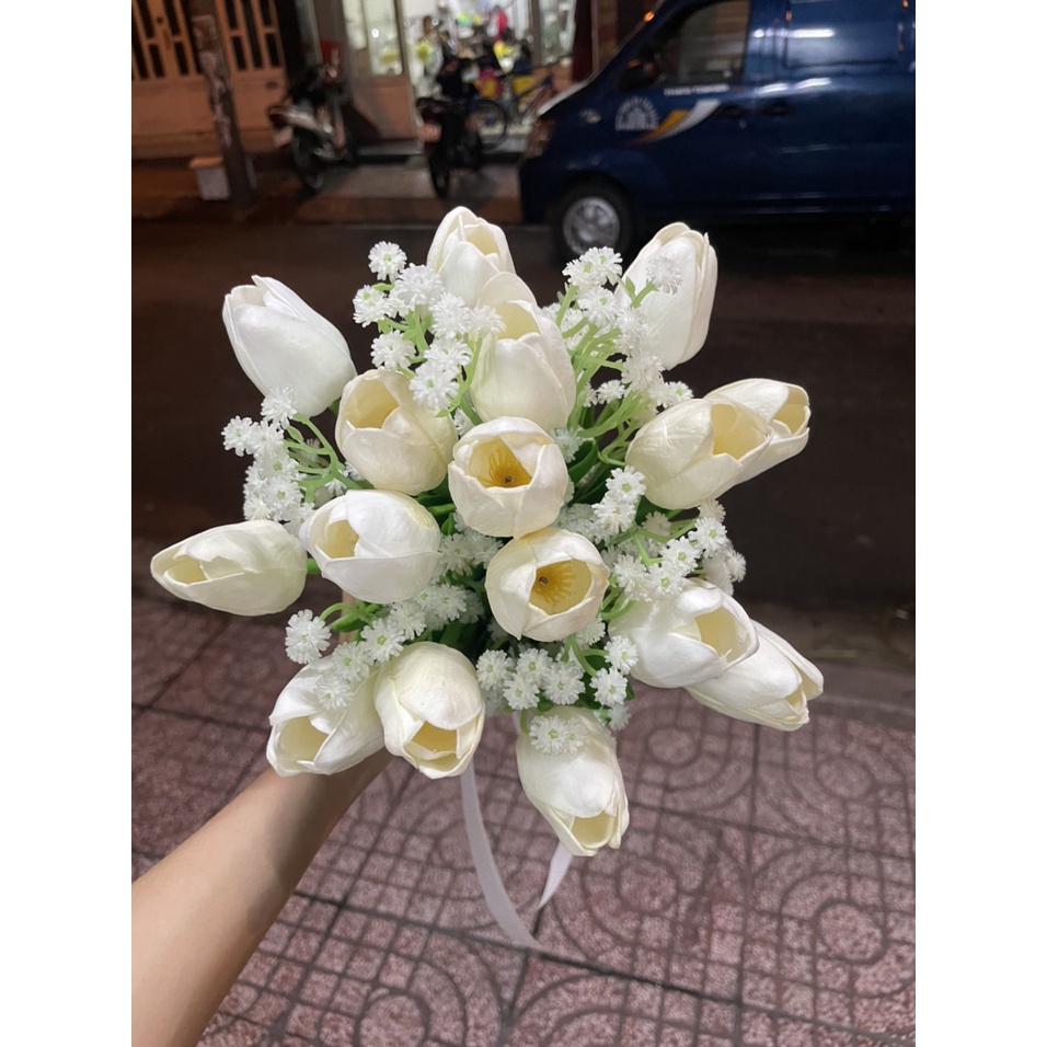 Hoa cầm tay tulip phối hoa baby cho cô dâu ngày cưới