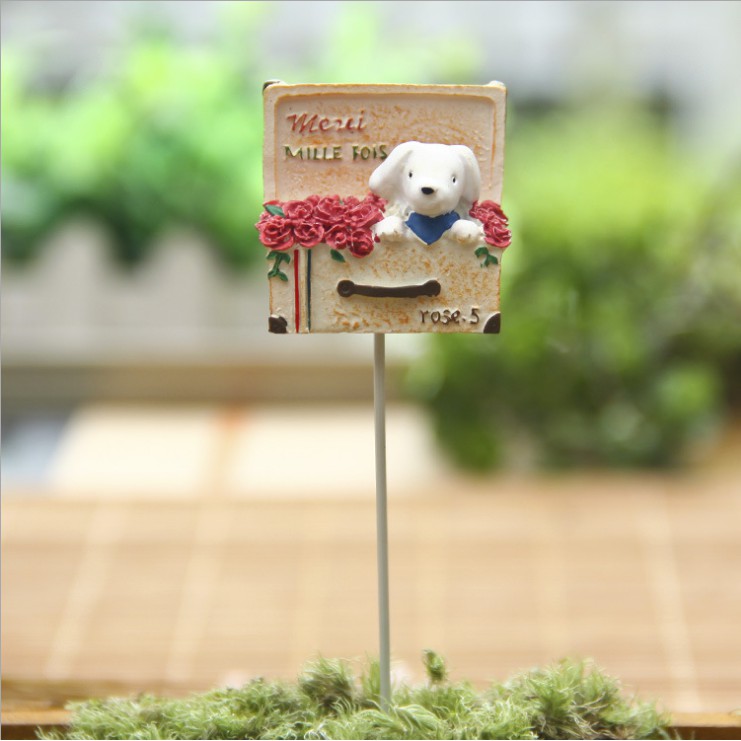 Mô hình chó trắng trong vali hoa hồng thích hợp trang trí tiểu cảnh, terrarium, DIY