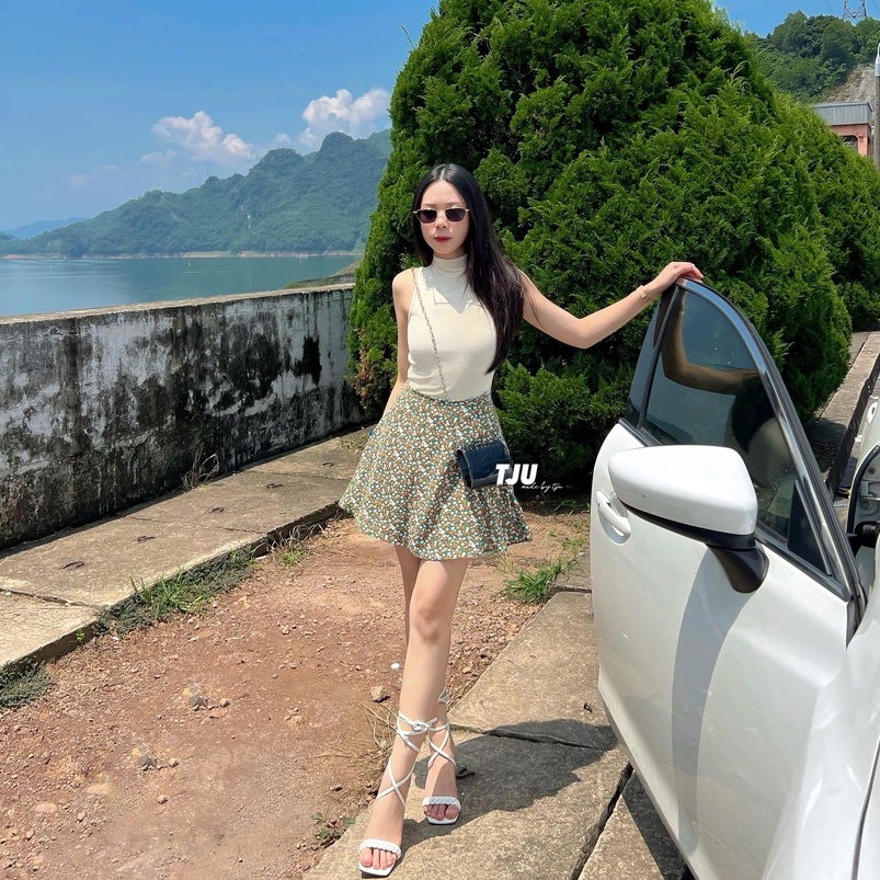 Chân váy ngắn xòe hoa nhí chất lụa tôn dáng tôn da JOJI skirt (T-Ju thiết kế).