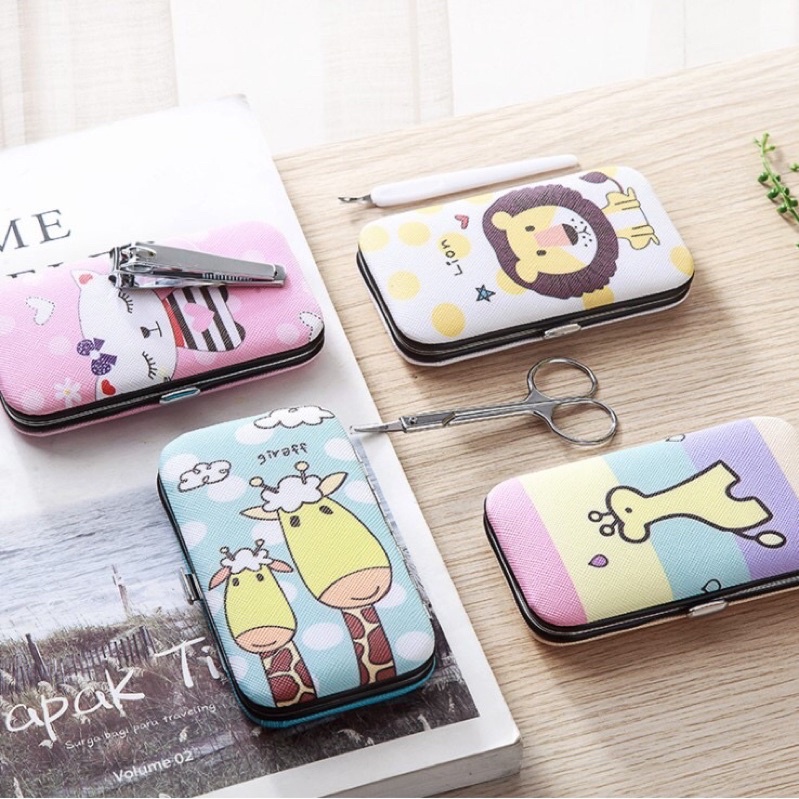 Bộ Dụng Cụ Bấm Móng Tay 7 Món Không Gỉ (Giao Màu Hộp Ngẫu Nhiên)