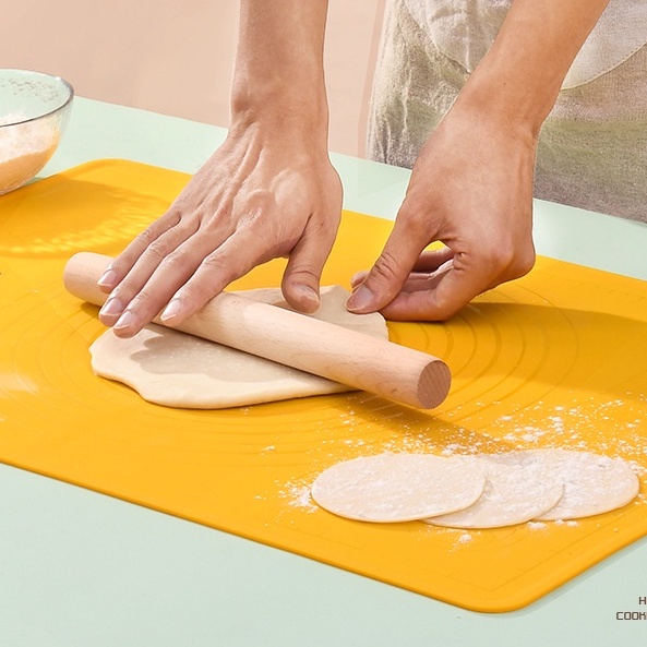 Tấm nhào bột Silicone - Thảm nhào bột silicone làm bánh tặng kèm cán gỗ và cắt bột kích thước lớn 65x55cm