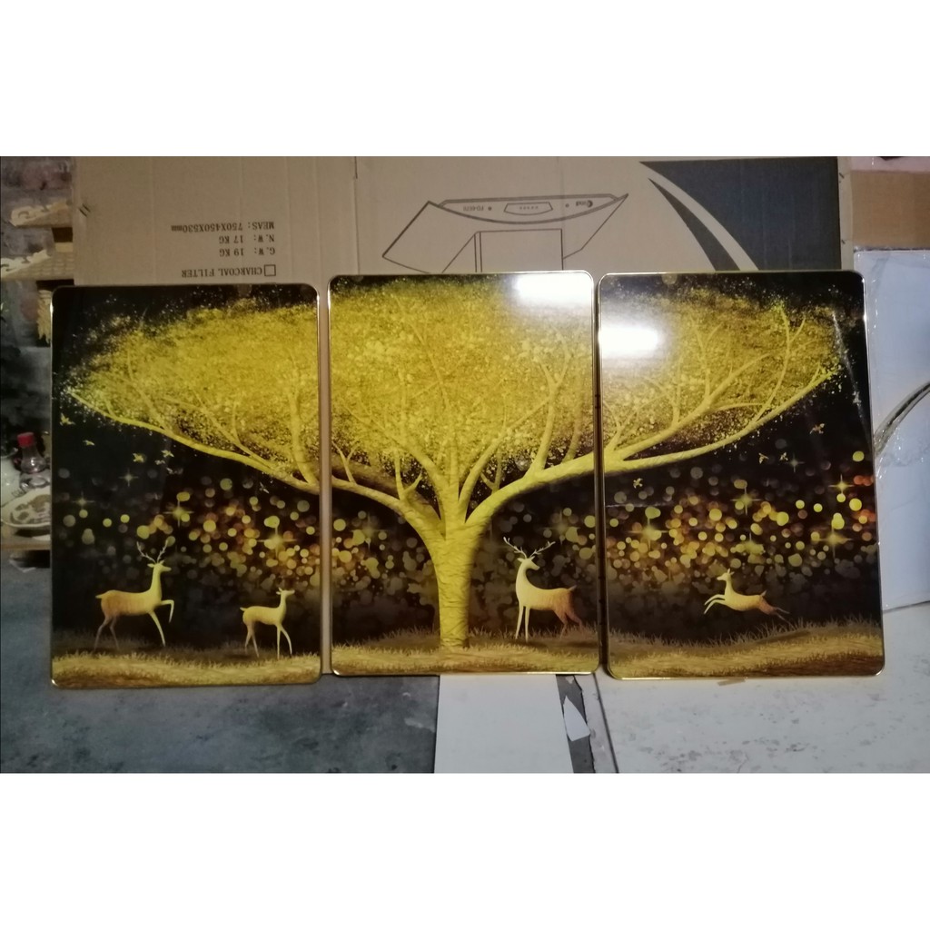 Tranh tráng gương cây vàng và tuần lộc thích hợp treo phòng khách đẹp hơn tranh canvas và decal