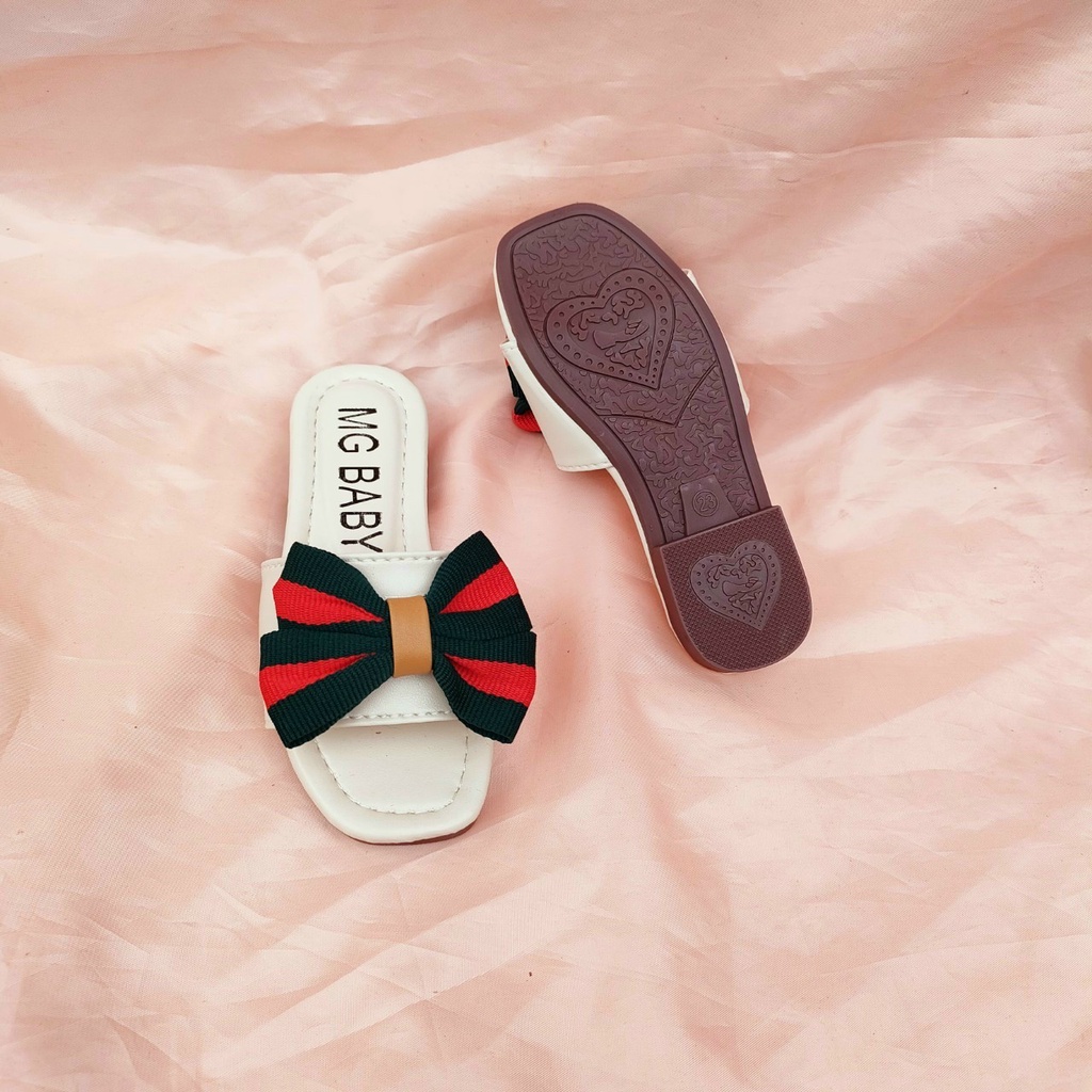 Dép lê chất liệu da cao cấp cho bé gái đính nơ sọc đen đỏ.