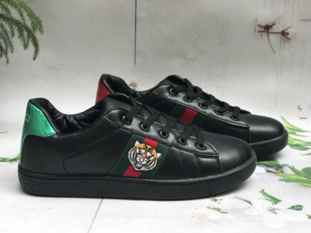 Giày thể thao con ong