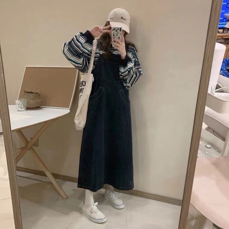 Váy yếm và áo dài tay kẻ ngang