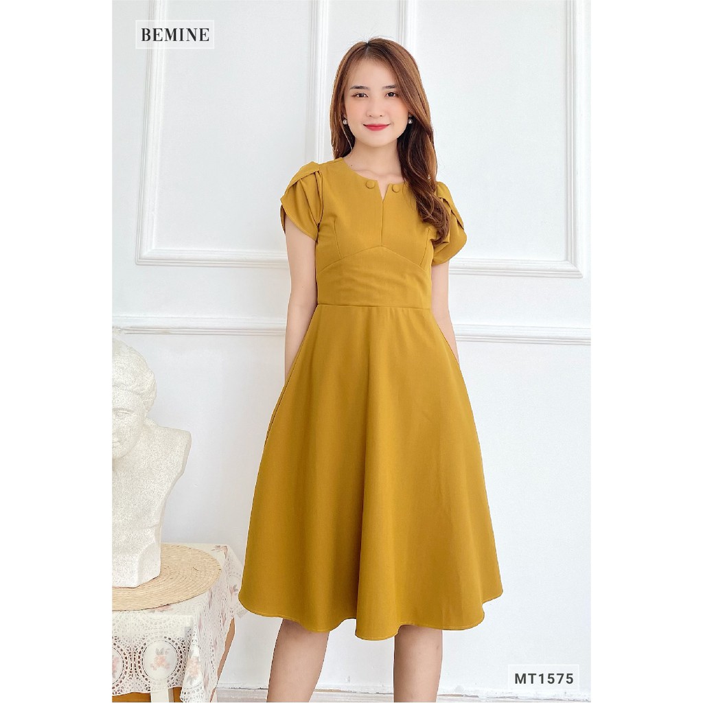 Đầm cổ đính 2 nút bọc tay búp sen BEMINE MT1575VANG | BigBuy360 - bigbuy360.vn