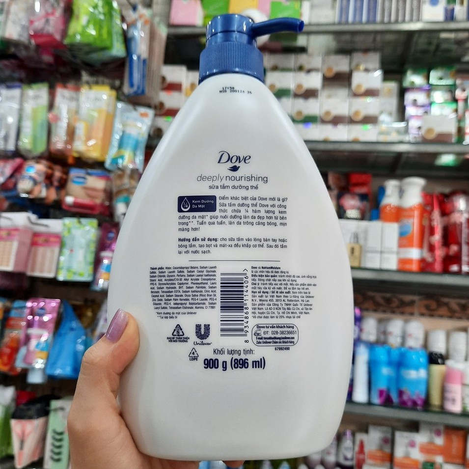 Sữa tắm Dove dưỡng ẩm chuyên sâu 900g