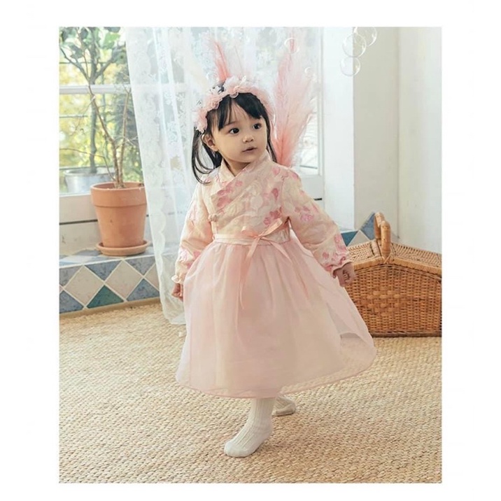 Hanbok hồng cho bé gái