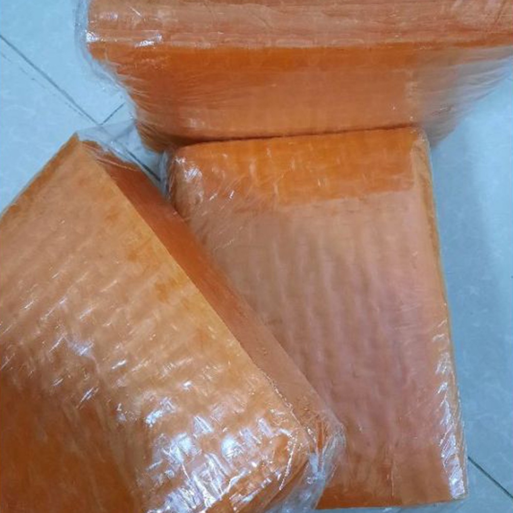 Bánh tráng đỏ vuông dùng để cuốn hay trộn