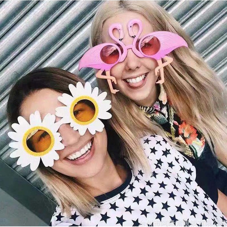 Kính râm họa tiết ngộ nghĩnh làm phụ kiện cho tiệc sinh nhật