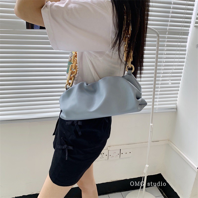 Túi đeo vai dây xích vàng thời thượng must have