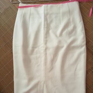 Chân váy trắng 2 lớp chất tác ta đẹp, sz L. Koeeir dáng trẻ trung, đi làm đi chơi đều đẹp. Chất đẹp, kiểu sáng độc lạ...