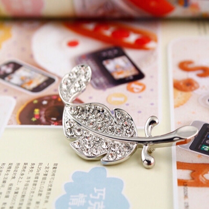 Ghim cài áo đính đá hình lông vũ sang trọng