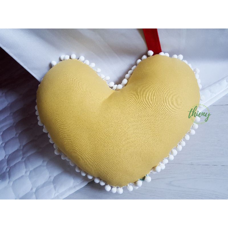 Gối trái tim màu vàng, Gối đã nhồi bông 40x40cm. Vải Linen dày cao cấp.Gối tựa trang trí viền pompom
