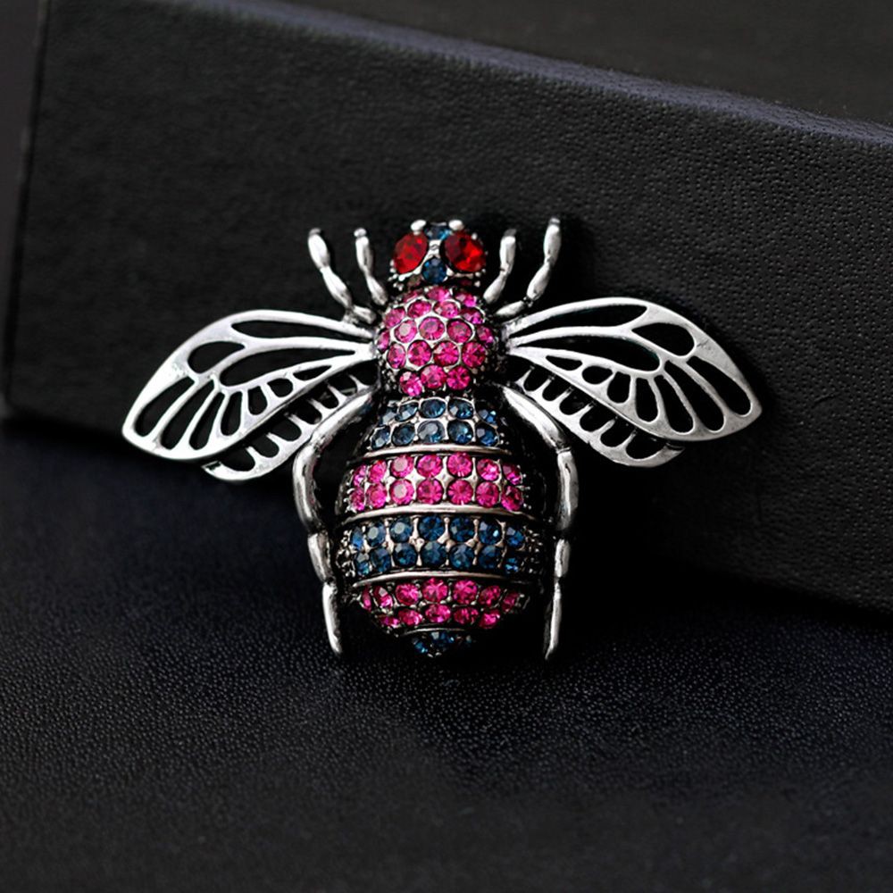 Cài áo hình ong đính đá thời trang đẹp mắt