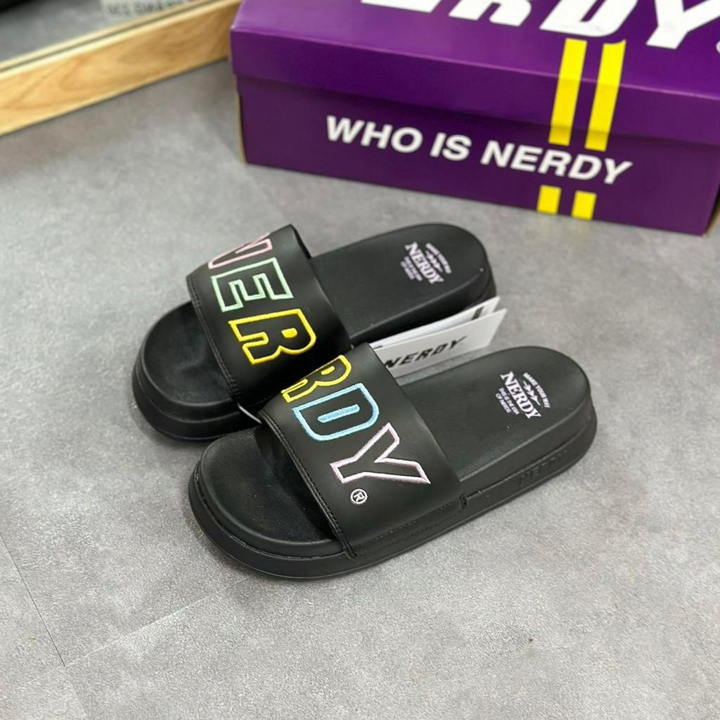- Dép Nerdy phối màu đen trắng logo thêu đế độn