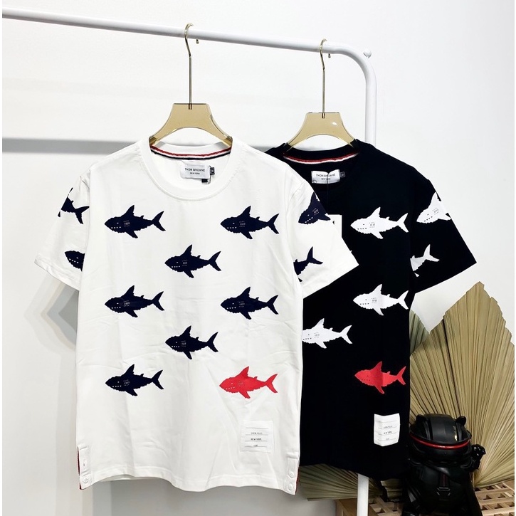 Áo Thun , Áo Phông Cổ Tròn Nam Nữ  Dập Hình Cá Mập Phối Xẻ Tà Chất Cotton Cao Cấp  3SIZE STORE