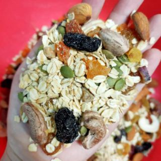 GRANOLA NGŨ CỐC ĂN KIÊNG ( NGUYÊN QUẢ + HẠT)