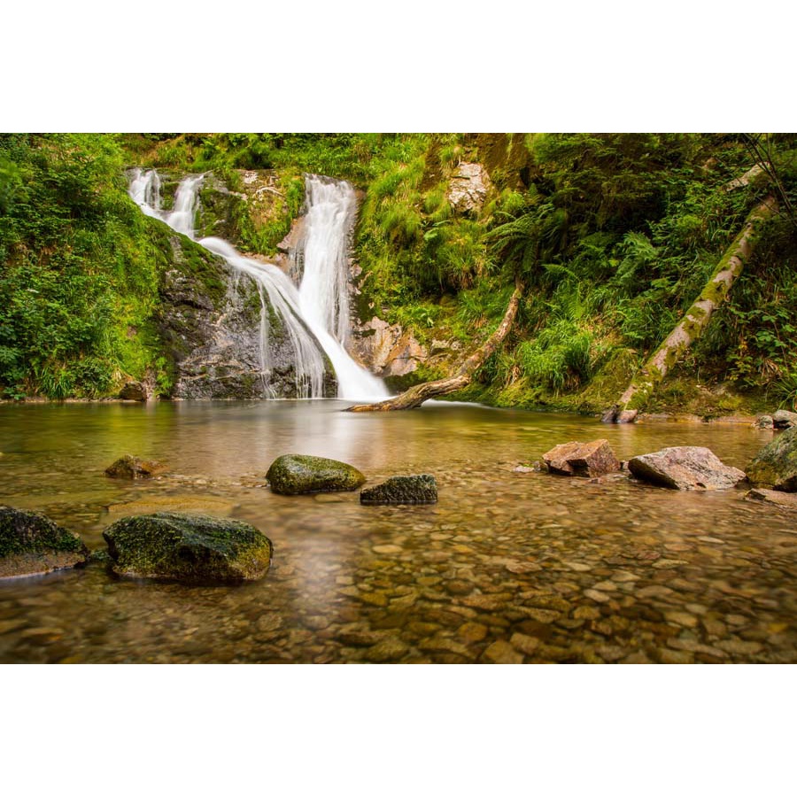 Tranh dán tường 3d thác nước thiên nhiên vẻ đẹp hùng vĩ, kỳ ảo với nhiều tầng, được bao quanh bởi những tán cây lớn