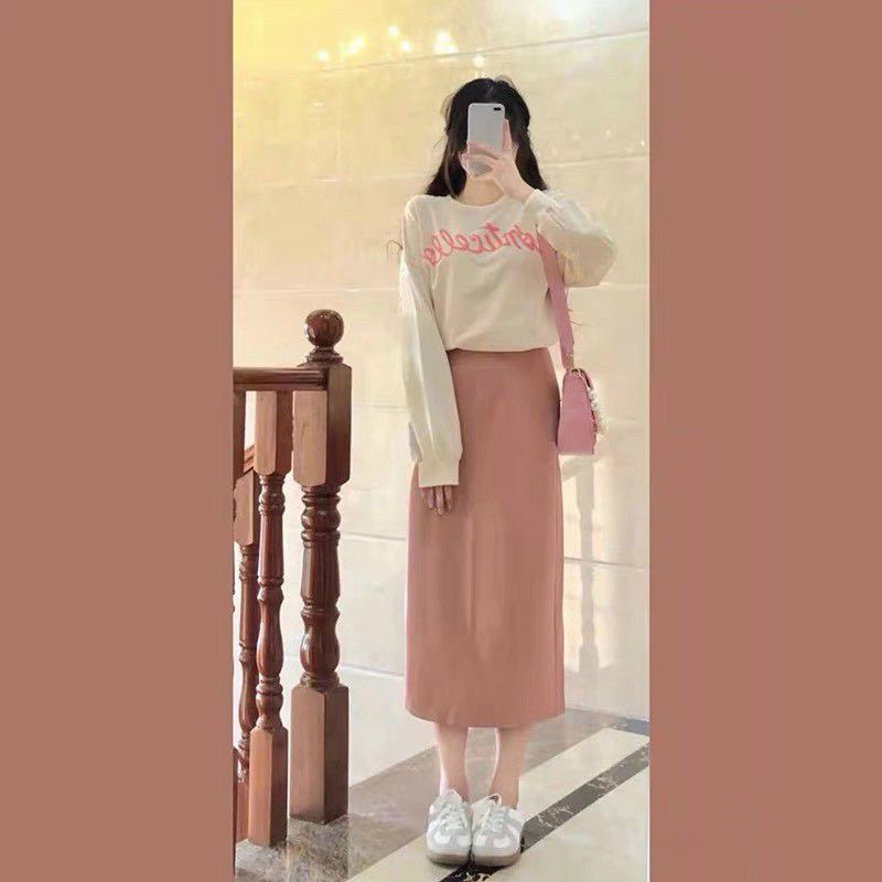 Set áo nỉ kem tay dài kèm chân váy midi hồng có hình thật trải sàn | BigBuy360 - bigbuy360.vn