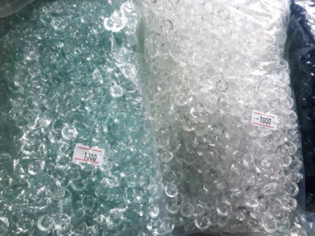 Nút gắn áo trong suốt giá 75k/ b 400 nút