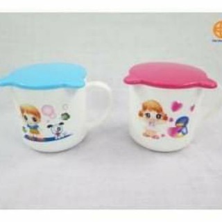 Ca cốc nhựa có nắp đậy cho bé