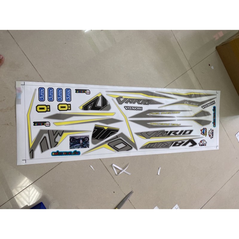 ( Quí khách vui lòng mang ra tiệm cho thợ dán ) xe Vario 150 xám vàng