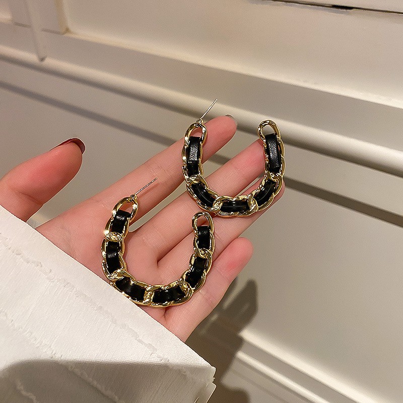 Khuyên tai hiệu xích phối dây da nhân tạo đen cực ngầu KT236