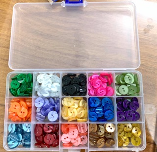 Nút sơmi nữ có 2 lỗ size 13mm.