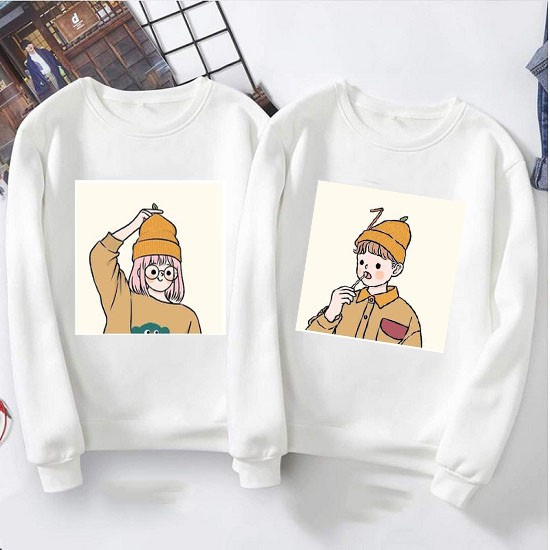 Áo Đôi Dài Tay Chất Cotton Da Cá Màu Trắng Cổ Tròn In Hình Cặp Đôi Mũ Vàng Diện Bên Nhau Đi Chơi Siêu Cute Và Ấm Áp