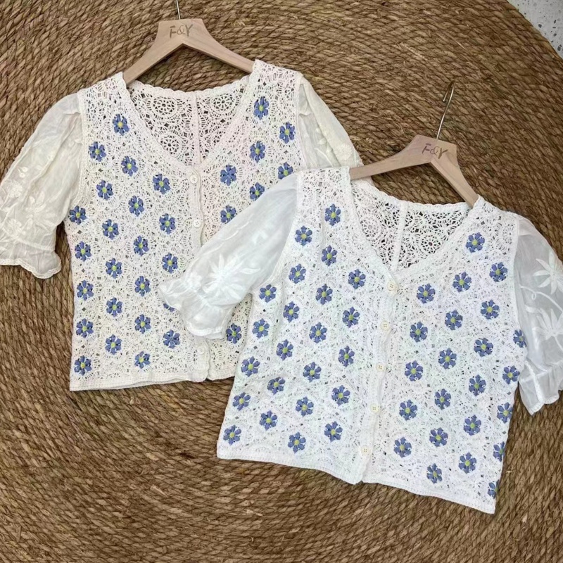Áo Croptop Len Móc Tay Ngắn Phồng Cổ Chữ V Thêu Hoa Phối Nút Kiểu Pháp Thời Trang Cho Nữ