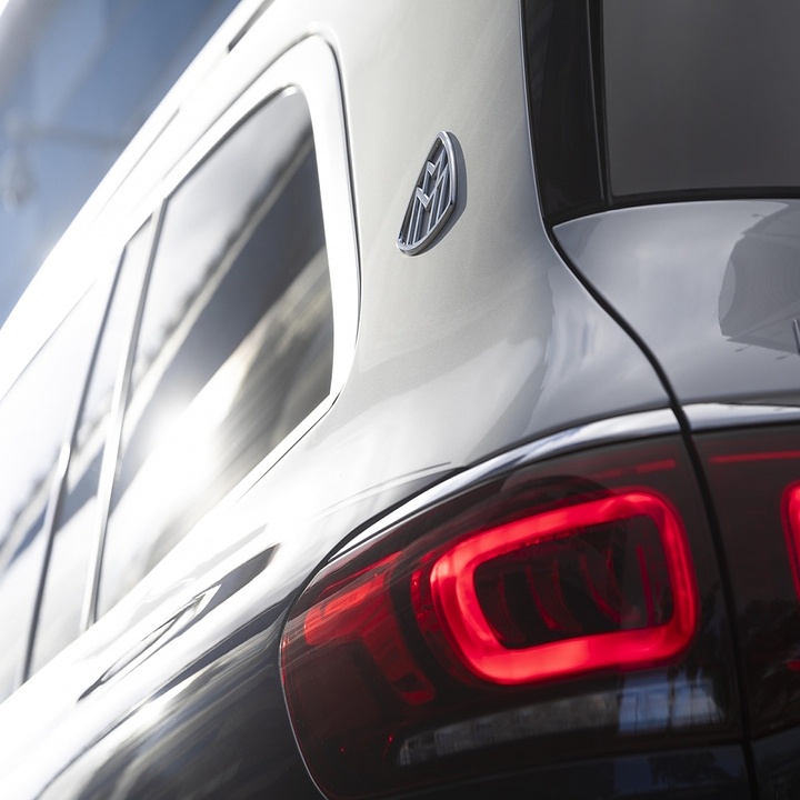 Bộ 2 chiếc logo biểu tượng gắn hông xe Maybach, logo form mới dùng cho xe Maybach đời mới 2022