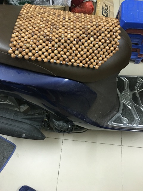 Đệm yên hạt gỗ xe máy