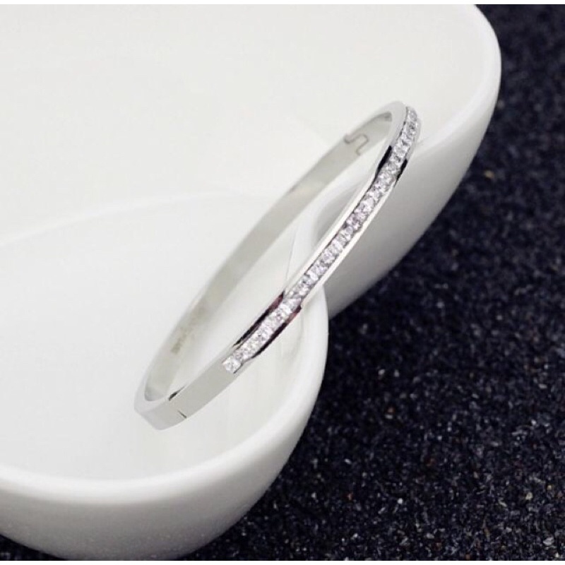 Vòng titan 1 hàng đá nửa vòng cam kết khôn đen không gỉ VD472