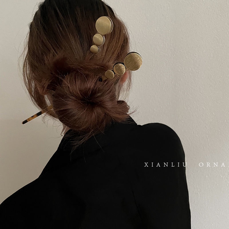Kẹp tóc dạng đĩa tròn đính ngọc trai đơn giản hiện đại hoang dã