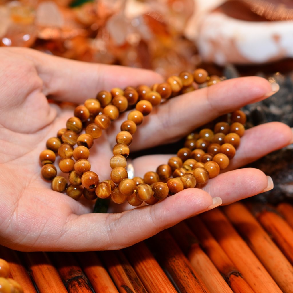 Vòng chuỗi làm từ đá - Màu vàng nhũ nâu - Hợp mạng Kim và Thổ