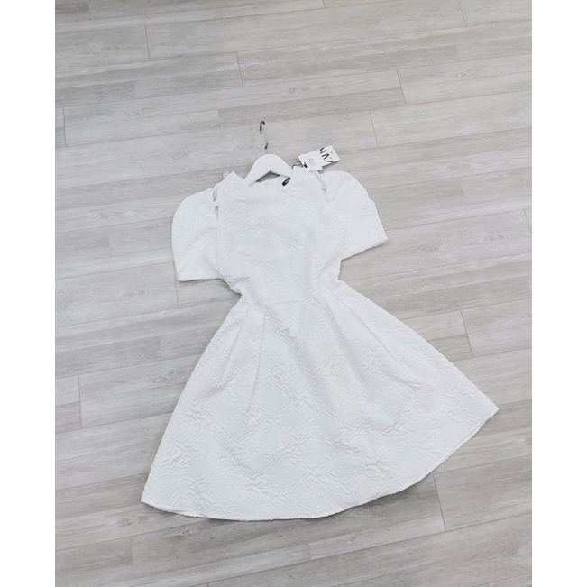 Váy xốp trắng khoét vai hoa đá tay phồng xoè