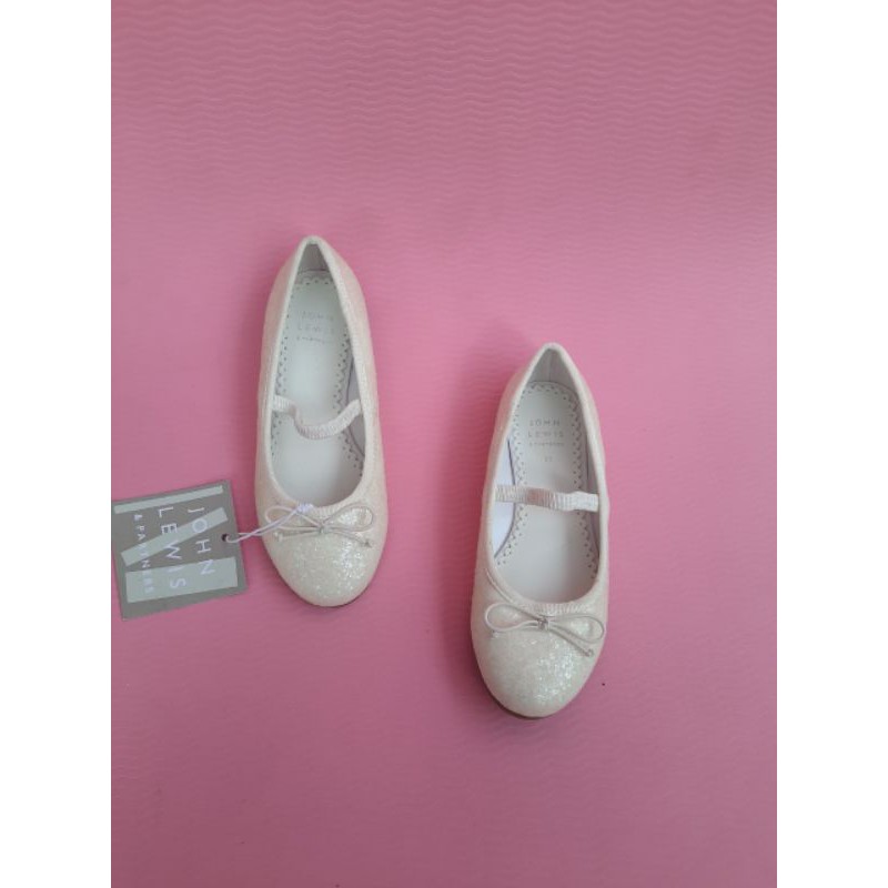 Giày xuất cho bé