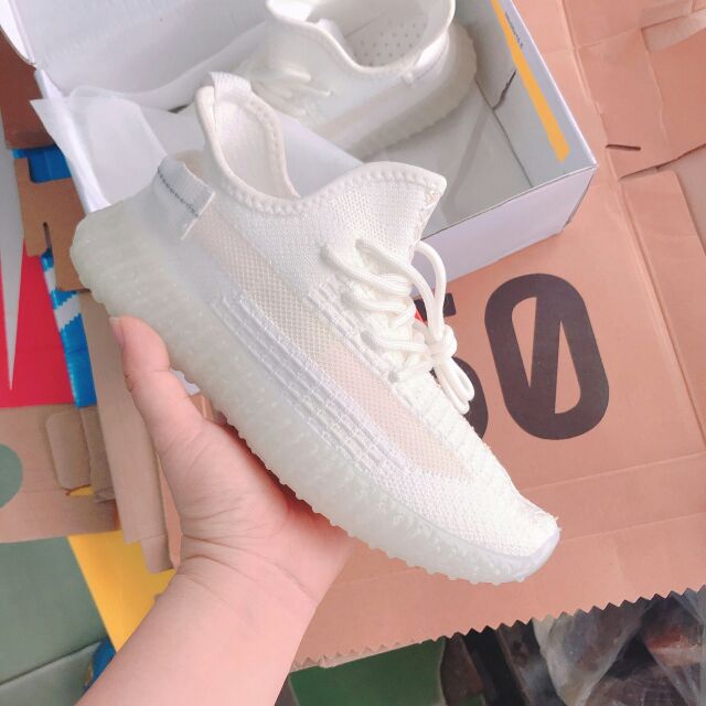 Giày sneaker đổi màu ra nắng phát sáng về đêm