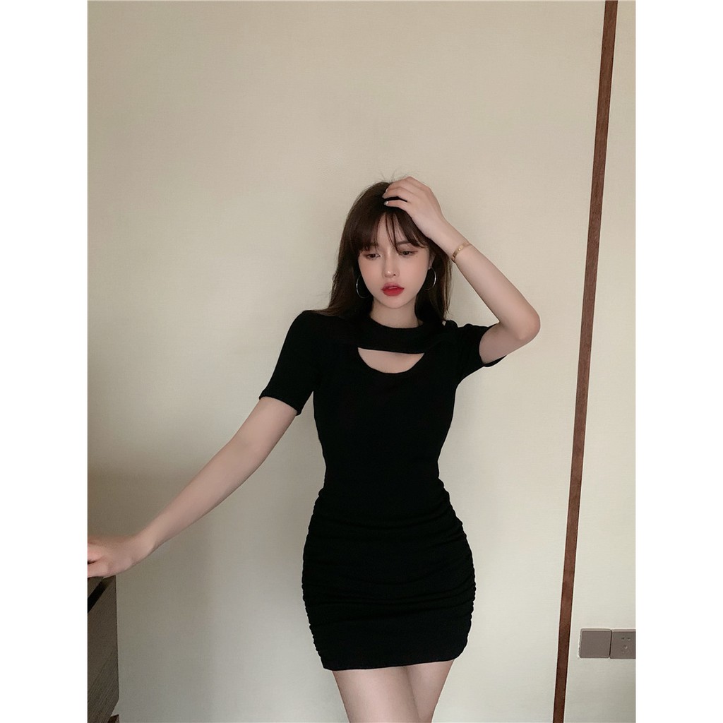 Đầm body đen khoét ngực