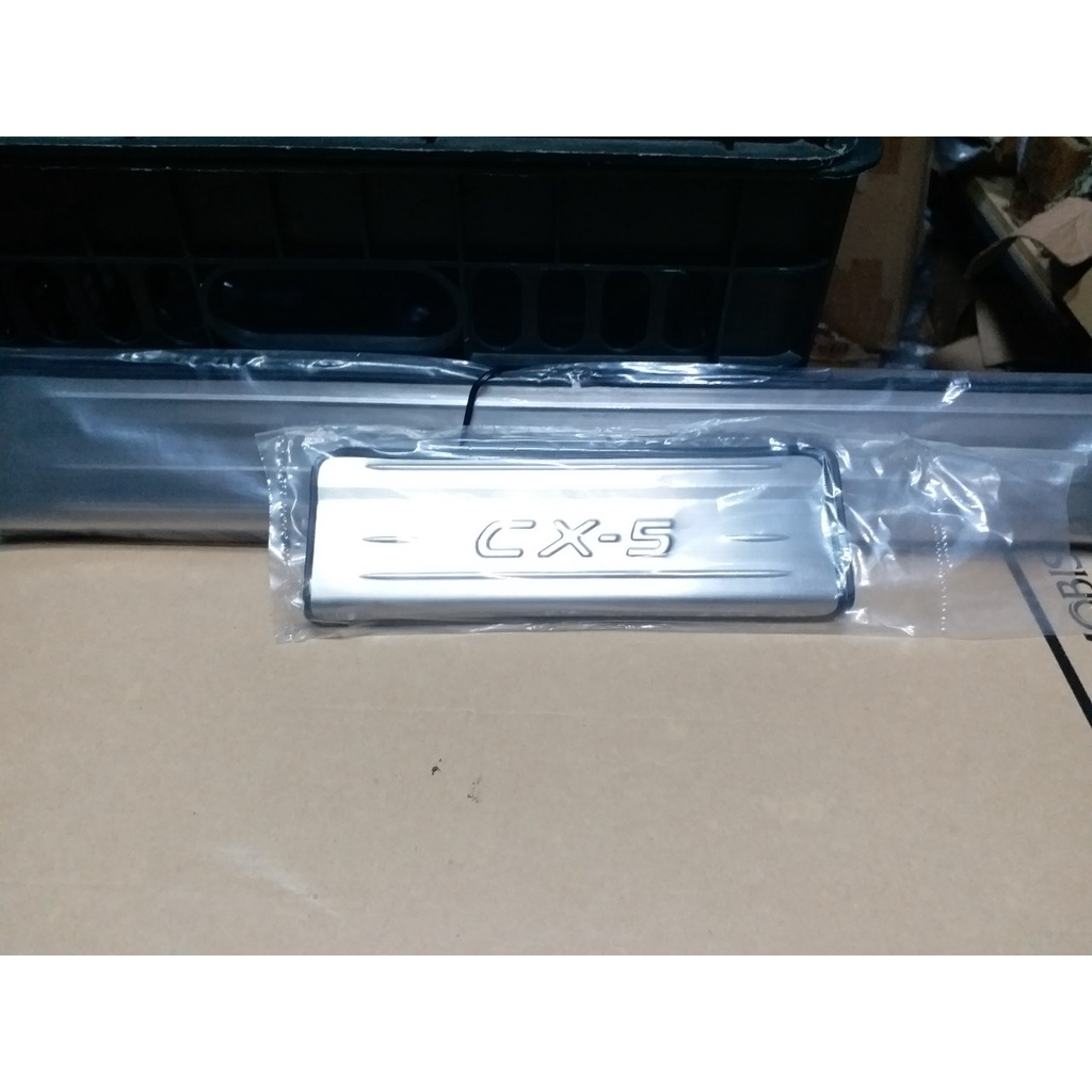 Nẹp bước chân ngoài xe Mazda Cx5 inox dùng chung các form xe 2017-2021