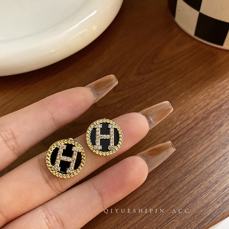 Bông Tai Chữ Màu Đen Phong Cách Retro