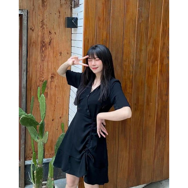 Đầm đen cổ trụ nút xéo phối nhún rút dây