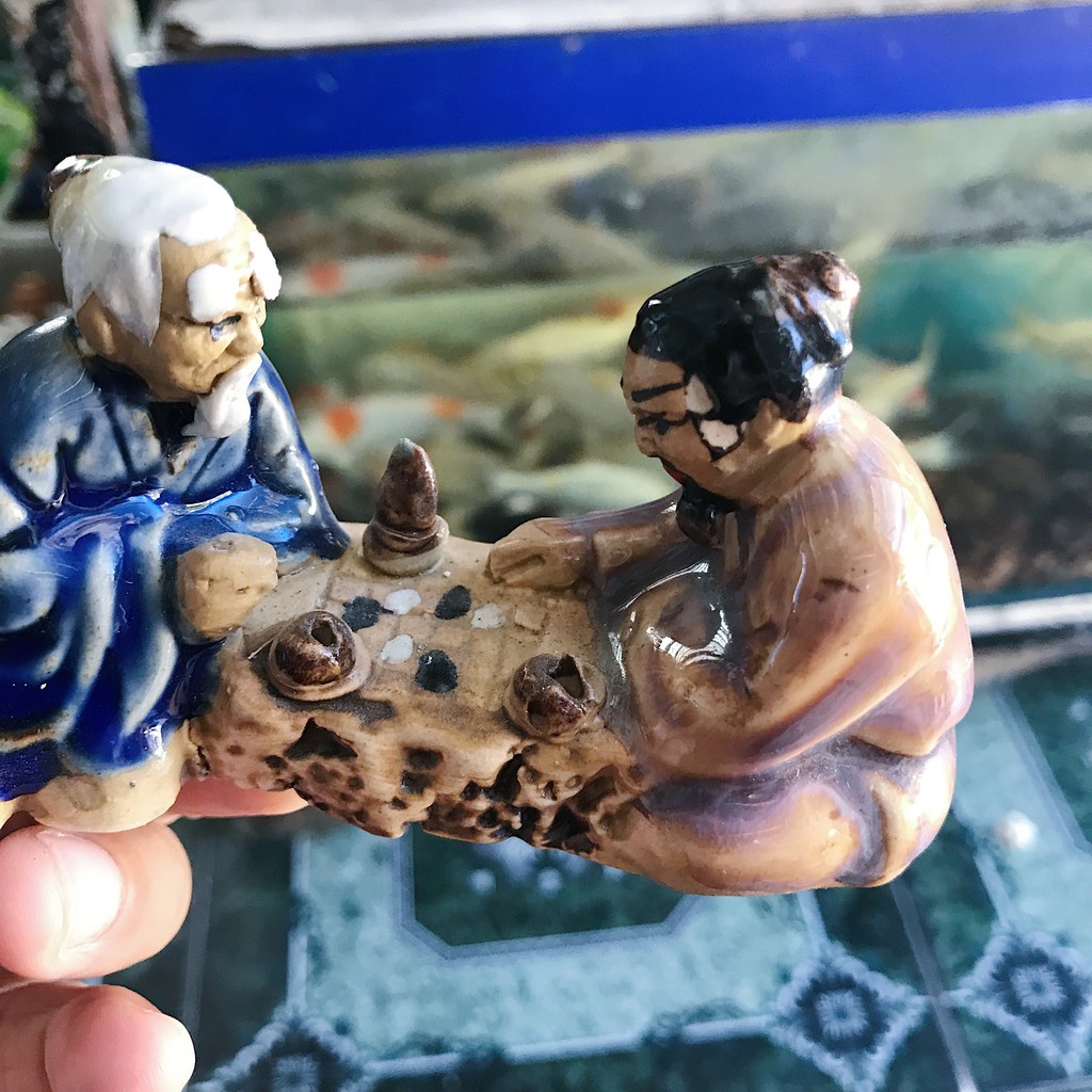 HAI ÔNG ĐÁNH CỜ TRANG TRÍ HỒ CÁ NON BỘ DÀI 13CM RỘNG 4CM CAO 7CM