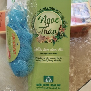Sữa tắm dược liệu Ngọc Thảo xanh kèm bông tắm